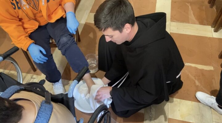 Al Serafico operatori lavano i piedi ai ragazzi