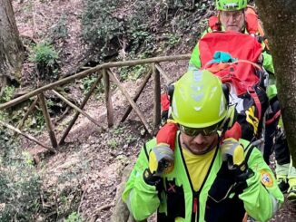 Persona soccorsa e trasportata in barella fino all’ambulanza