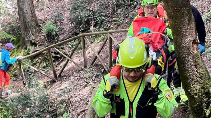 Persona soccorsa e trasportata in barella fino all’ambulanza