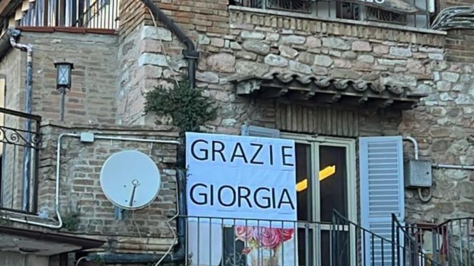 Assisi accoglie Meloni con un cartello: “Grazie Giorgia”
