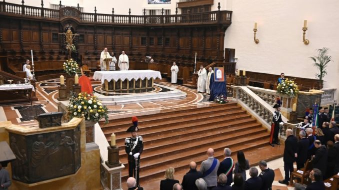 Carabinieri e istituzioni unite per memoria e tradizione