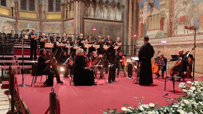 Celebra gli ottocentenari francescani con un potente concerto