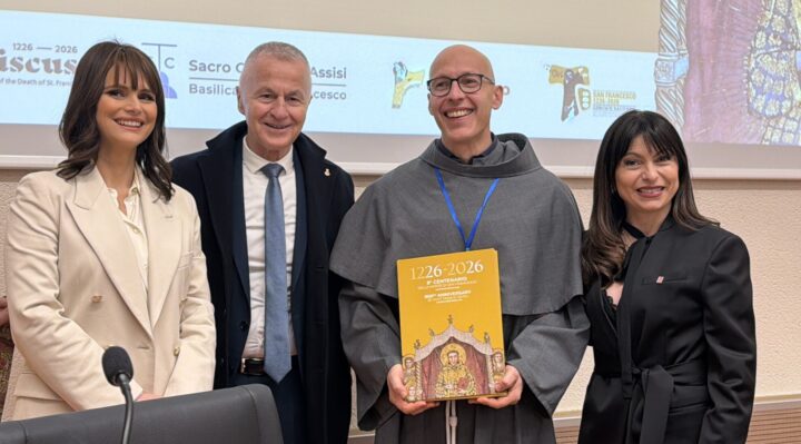 Venerazione spoglie San Francesco, Assisi si apre