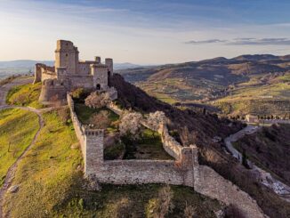 Earth Hour 2026, la Rocca Maggiore di Assisi resta al buio