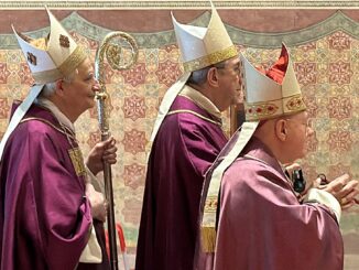 Le spoglie di Francesco commuovono credenti di tutto il mondo