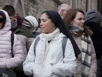 Pellegrini ad Assisi conquistano la cripta di San Francesco
