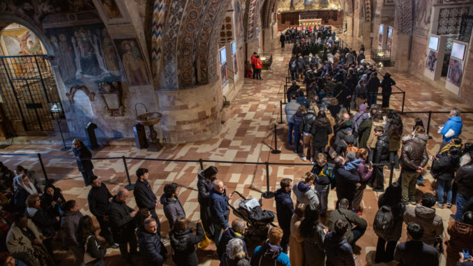 Centomila pellegrini venerano le spoglie di san Francesco