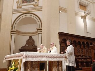 Veglia pasquale gremita nella cattedrale di Assisi