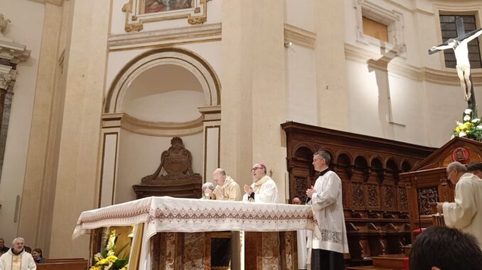 Veglia pasquale gremita nella cattedrale di Assisi