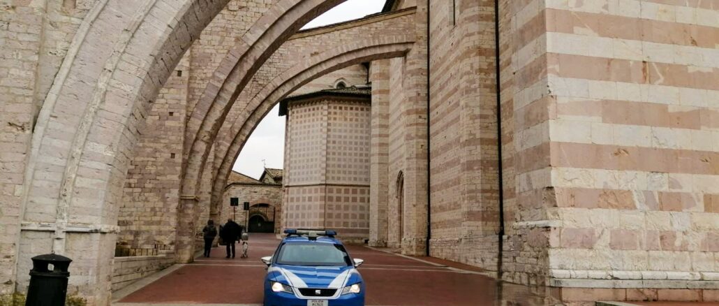 Assisi, fingeva di essere muto per chiedere offerte ai turisti: denunciato 31enne