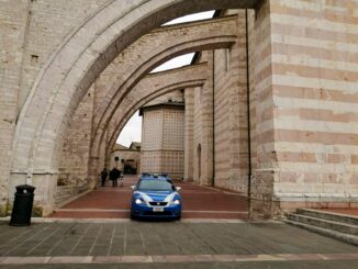 Assisi, fingeva di essere muto per chiedere offerte ai turisti: denunciato 31enne