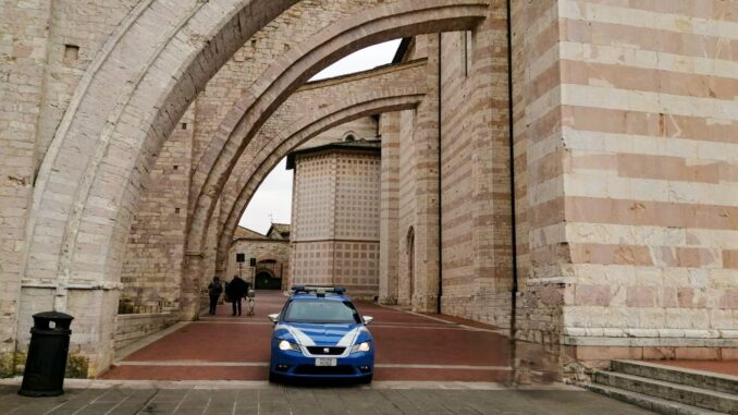 Assisi, fingeva di essere muto per chiedere offerte ai turisti: denunciato 31enne