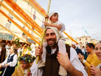 Calendimaggio celebra cortei e sfide nel cuore della tradizione